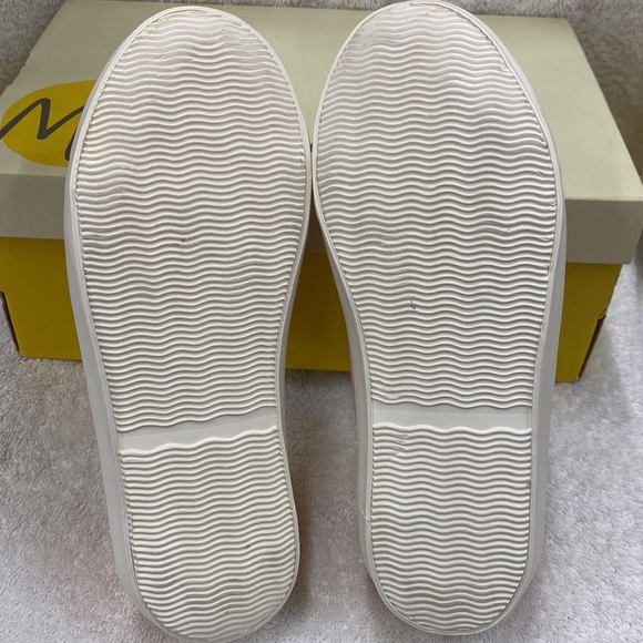 NIB Mini Boden Floral Lace Canvas Sneakers - Size 13 - Picture 4 of 8